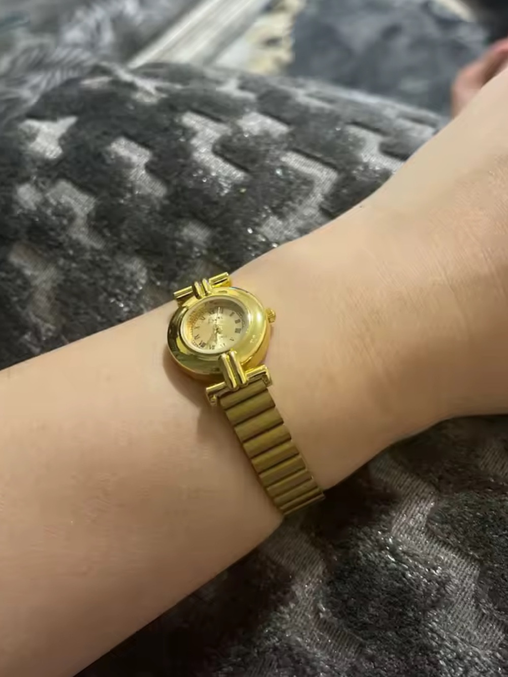 Classic Vintage Gold Women’s Watch with Roman Numeral Dial - Picture 8 of 12